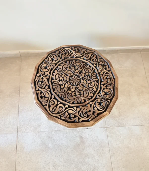 Maraş El Oyma Ceviz Ahşap Orta Sehpa – 73x73x47 cm Klasik Desenli El Yapımı Sehpa Eskitme - Görsel 3