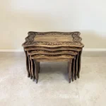 Maraş El Oyma 4’lü Servis Sehpası – 65x40x50 cm Ceviz Ahşap Zigon Sehpa Takımı