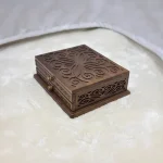 El Oyma Ceviz Ahşap 2 Çekmeceli Tespih Kutusu – 18 Gözlü Kadife Koleksiyon Kutusu 30x36x13 cm
