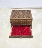 El Oyma Ceviz Ahşap 4 Çekmeceli Tespih Kutusu – Kadife Kaplı Ahşap Koleksiyon Kutusu 30x36x22 cm - Görsel 3