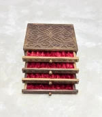 El Oyma Ceviz Ahşap 4 Çekmeceli Tespih Kutusu – Kadife Kaplı Ahşap Koleksiyon Kutusu 30x36x22 cm - Görsel 4