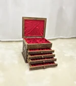 El Oyma Ceviz Ahşap Saatlik ve 4 Çekmeceli Tespih Kutusu – Kadife Koleksiyon Kutusu 30x36x30 cm - Görsel 4