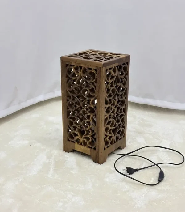 Ceviz Ağacından El Oyma Dekoratif Abajur - Ahşap Abajur 20x20x40 cm - Görsel 3