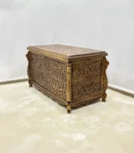 Maraş El Oyma Ceviz Ahşap Büyük Boy Çeyiz Sandığı – 95x50x60 cm | Sarmaşık Natural Model - Görsel 2