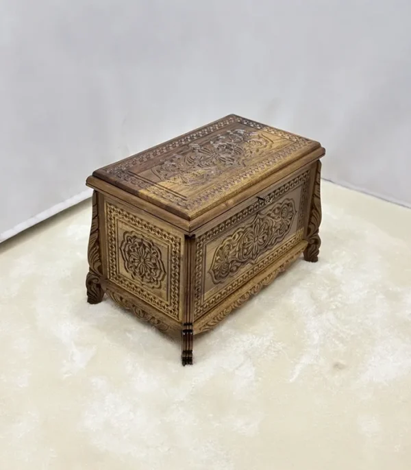 Maraş El Oyma Ceviz Ahşap Çeyiz Sandığı-Ahşap Sandık – 68x40x48 cm | Papatya Natural Model - Görsel 4