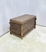 Maraş El Oyma Ceviz Ahşap Çeyiz Sandığı – 95x50x60 cm Büyük Boy Sandık | Aliye Eskitme Model - Görsel 7
