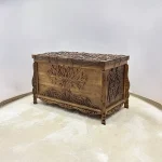 Maraş El Oyma Ceviz Ahşap Çeyiz Sandığı – 95x50x60 cm Büyük Boy Sandık | Hayat Ağacı Model