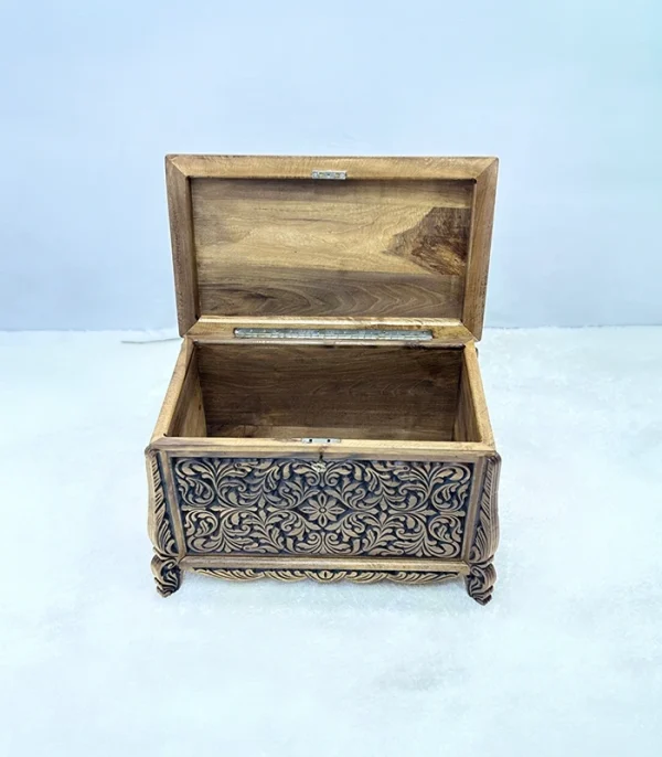 Maraş El Oyma Ceviz Ahşap Çeyiz Sandığı – 68x40x48 cm Orta Boy Sandık | Erva Eskitme Model - Görsel 4