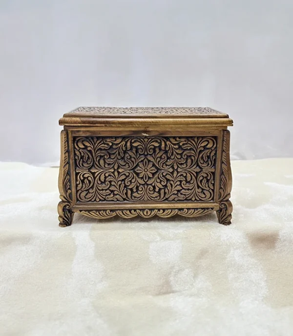 Maraş El Oyma Ceviz Ahşap Çeyiz Sandığı – 68x40x48 cm Orta Boy Sandık | Erva Eskitme Model - Görsel 8