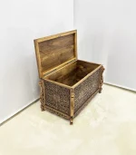 Maraş El Oyma Ceviz Ahşap Çeyiz Sandığı – 95x50x60 Cm Büyük Boy Ahşap Sandık | Leyla Eskitme - Görsel 3