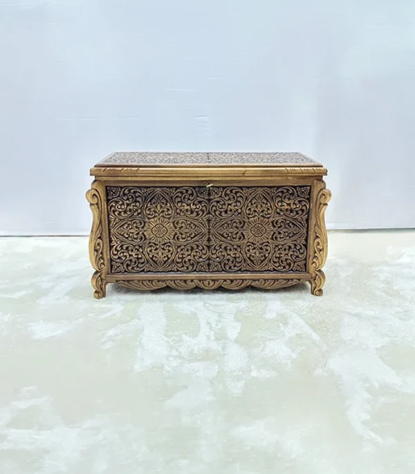 Maraş El Oyma Ceviz Ahşap Çeyiz Sandığı – 95x50x60 Cm Büyük Boy Ahşap Sandık | Leyla Eskitme - Görsel 4