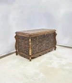 Maraş El Oyma Ceviz Ahşap Çeyiz Sandığı – 95x50x60 Cm Büyük Boy Ahşap Sandık | Ece Eskitme - Görsel 6