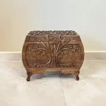 Maraş El Oyma Ceviz Ahşap Çeyiz Sandığı – 50x32x40 cm | Hayat Ağacı Bombeli Model