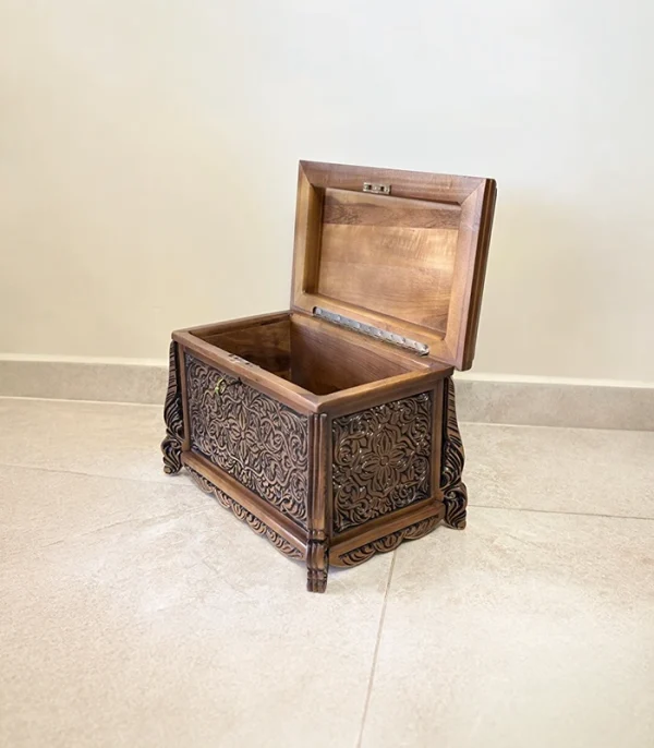 Maraş El Oyma Ceviz Ahşap Çeyiz Sandığı – 50x30x30 cm | Sarmaşık Eskitme Model - Görsel 7