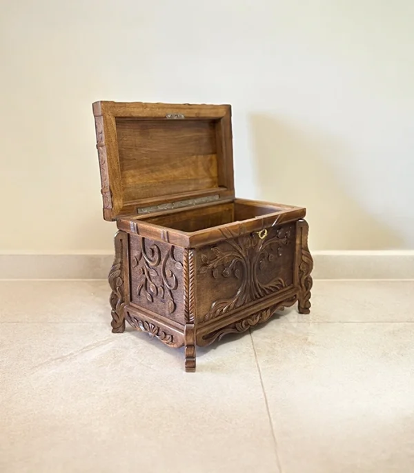 Maraş El Oyma Ceviz Ahşap Çeyiz Sandığı – 50x32x37 cm | Hayat Ağacı Model - Görsel 2