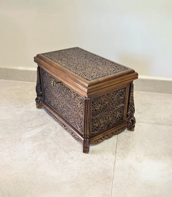 Maraş El Oyma Ceviz Ahşap Çeyiz Sandığı – 50x30x30 cm | Ece Eskitme Model - Görsel 5