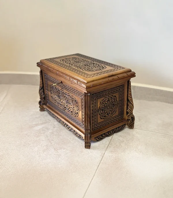 Maraş El Oyma Ceviz Ahşap Çeyiz Sandığı – 50x30x30 cm | Papatya Eskitme Model - Görsel 6