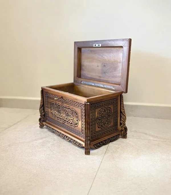 Maraş El Oyma Ceviz Ahşap Çeyiz Sandığı – 50x30x30 cm | Papatya Eskitme Model - Görsel 7
