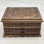 Ceviz Ağacından El Oyma Saat Aksesuar & Tespih Kutusu – 30x36x22 cm | 2 Çekmeceli Koleksiyon Kutusu