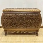 Maraş El Oyma Ceviz Ahşap Büyük Boy Çeyiz Sandığı 92x49x63 cm | Erva Natural Bombeli Model