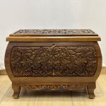 Maraş El Oyma Ceviz Ahşap Çeyiz Sandığı 63x39x45 cm | Erva Natural Bombeli Model