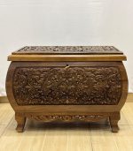 Maraş El Oyma Ceviz Ahşap Çeyiz Sandığı 63x39x45 cm | Erva Natural Bombeli Model