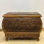 Maraş El Oyma Ceviz Ahşap Çeyiz Sandığı 63x39x45 cm | Erva Natural Bombeli Model