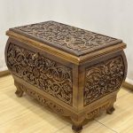 Maraş El Oyma Ceviz Ahşap Çeyiz Sandığı 63x39x45 cm | Aliye Natural Bombeli Model