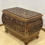 Maraş El Oyma Ceviz Ahşap Çeyiz Sandığı 63x39x45 cm | Aliye Natural Bombeli Model