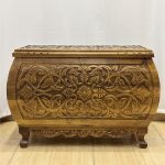 Maraş El Oyma Ceviz Ahşap Büyük Boy Çeyiz Sandığı 92x49x63 cm | Aliye Natural Bombeli Model