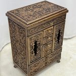 Maraş El Oyma Makyaj Konsolu Ahşap 9 Bölmeli El Yapımı Ceviz Takı ve Aksesuar Dolabı 58X38X81 cm